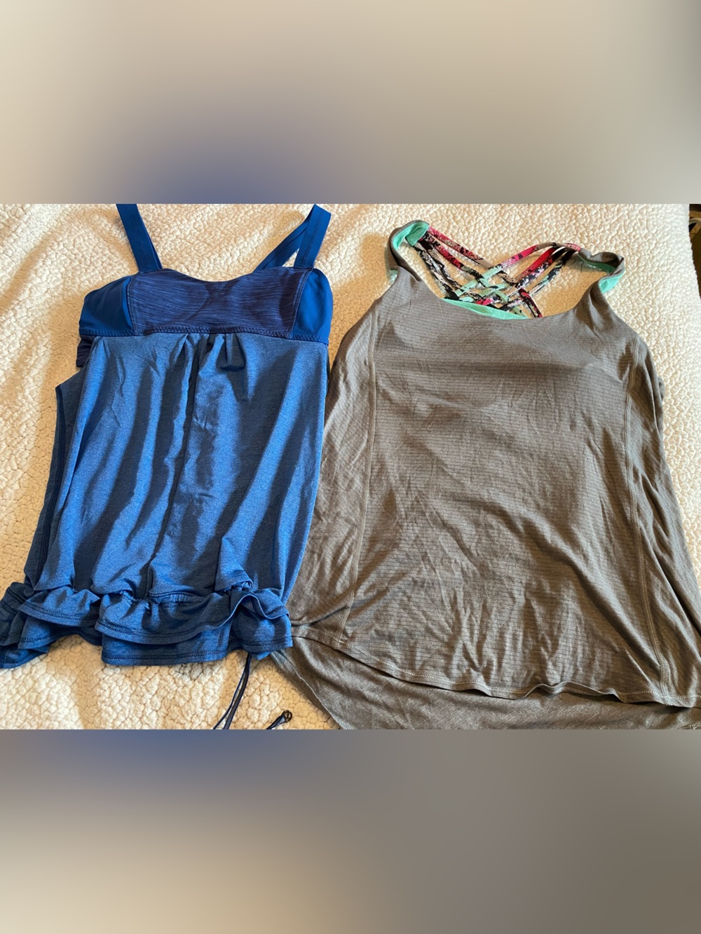Women’s Lululemon tank top w/ built in sports bra